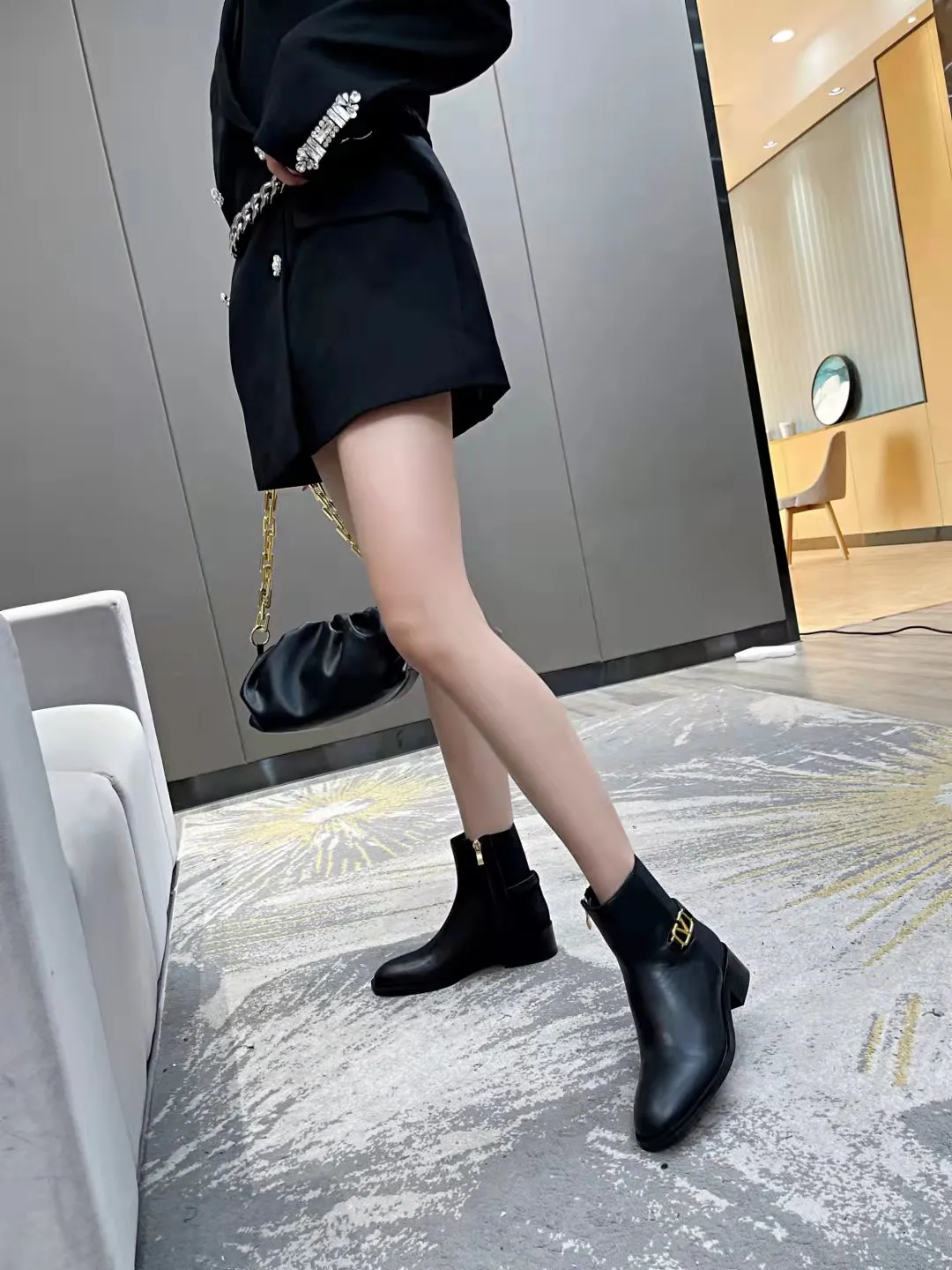 👟👟Ex-factory price 500👟👟 🆕Valentino. Valentino big v-buckle autumn and winter fashion women's boots: comfortable and versatile on the upper feet, showing long legs, fabric: imported first-layer cowhide ⚡The most popular V-buckle ⚡all genuine leather on the inner pads, non-slip and wear-resistant rubber outsole Size: 35−40 (customized size 41)